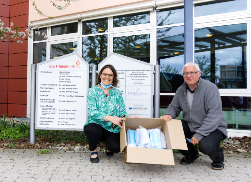 Předání obličejových masek k věcnému daru_Filderklinik