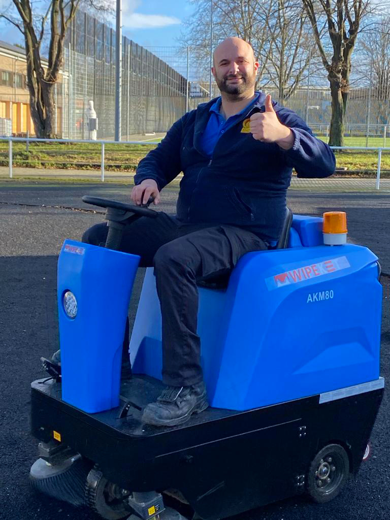 Použití zametacího stroje AKM80 s pojezdem